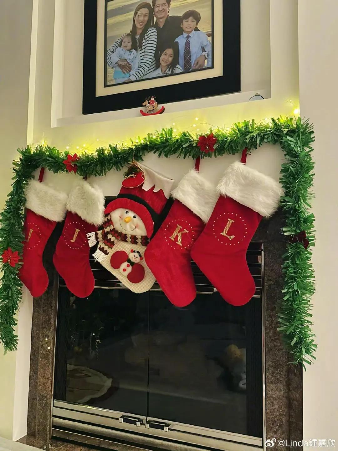 _偶遇钟嘉欣和老公带娃逛超市,大13岁老公模样显老,颜值差距明显_偶遇钟嘉欣和老公带娃逛超市,大13岁老公模样显老,颜值差距明显