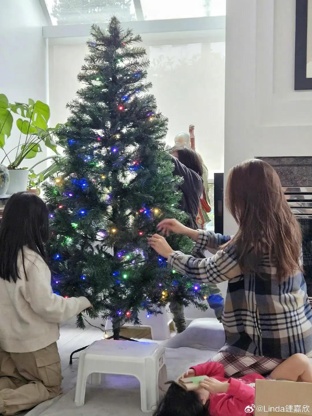 _偶遇钟嘉欣和老公带娃逛超市,大13岁老公模样显老,颜值差距明显_偶遇钟嘉欣和老公带娃逛超市,大13岁老公模样显老,颜值差距明显