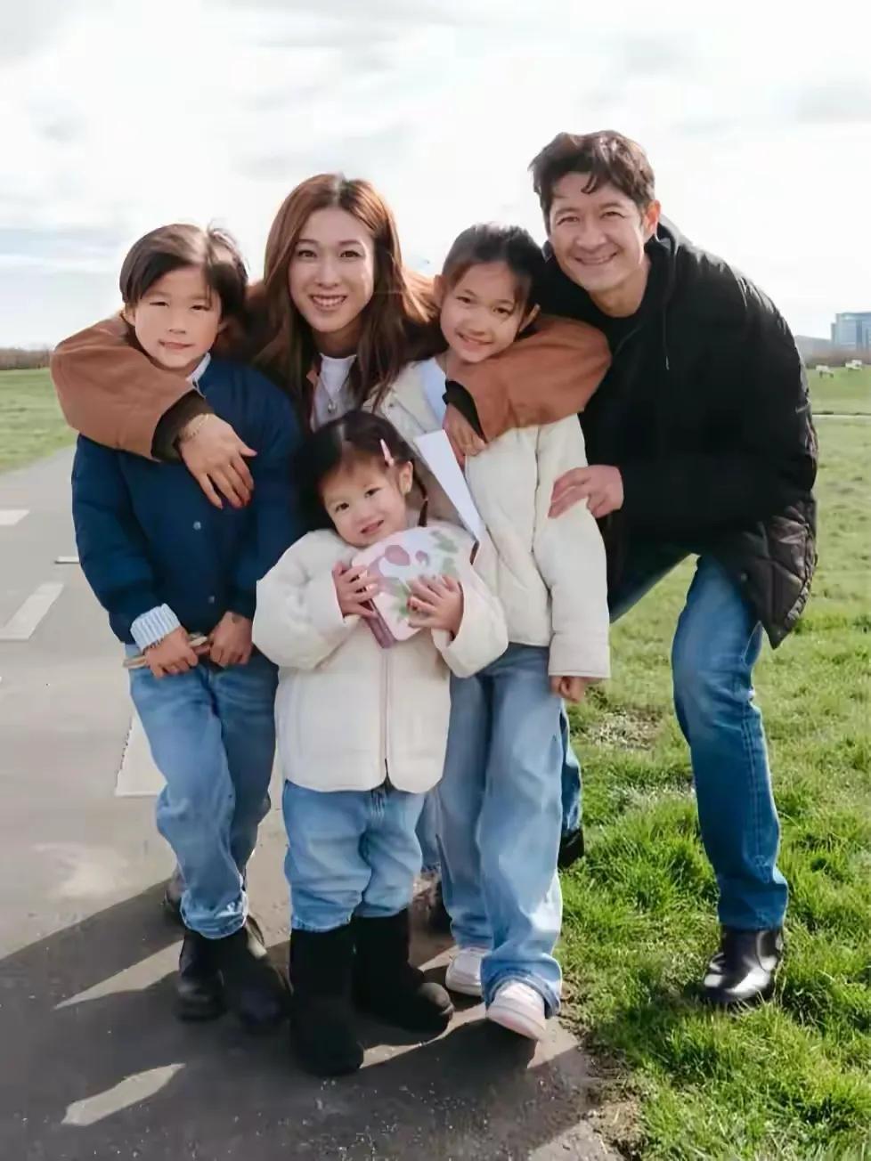 偶遇钟嘉欣和老公带娃逛超市,大13岁老公模样显老,颜值差距明显_偶遇钟嘉欣和老公带娃逛超市,大13岁老公模样显老,颜值差距明显_