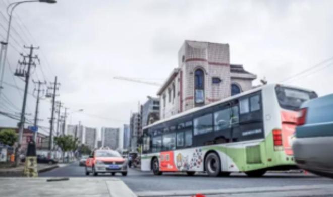 “不给6套房加1个亿，不搬”，钉子户张新国坚守14年，终败给现实__“不给6套房加1个亿，不搬”，钉子户张新国坚守14年，终败给现实