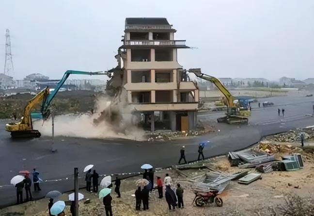 _“不给6套房加1个亿，不搬”，钉子户张新国坚守14年，终败给现实_“不给6套房加1个亿，不搬”，钉子户张新国坚守14年，终败给现实