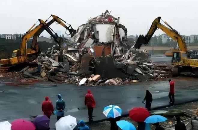 _“不给6套房加1个亿，不搬”，钉子户张新国坚守14年，终败给现实_“不给6套房加1个亿，不搬”，钉子户张新国坚守14年，终败给现实