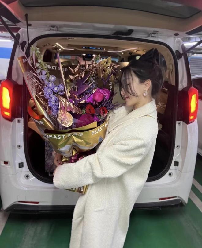 _绝美！马龙老婆和高圆圆同框竟没输！龙队疑送大束鲜花人比花娇_绝美！马龙老婆和高圆圆同框竟没输！龙队疑送大束鲜花人比花娇