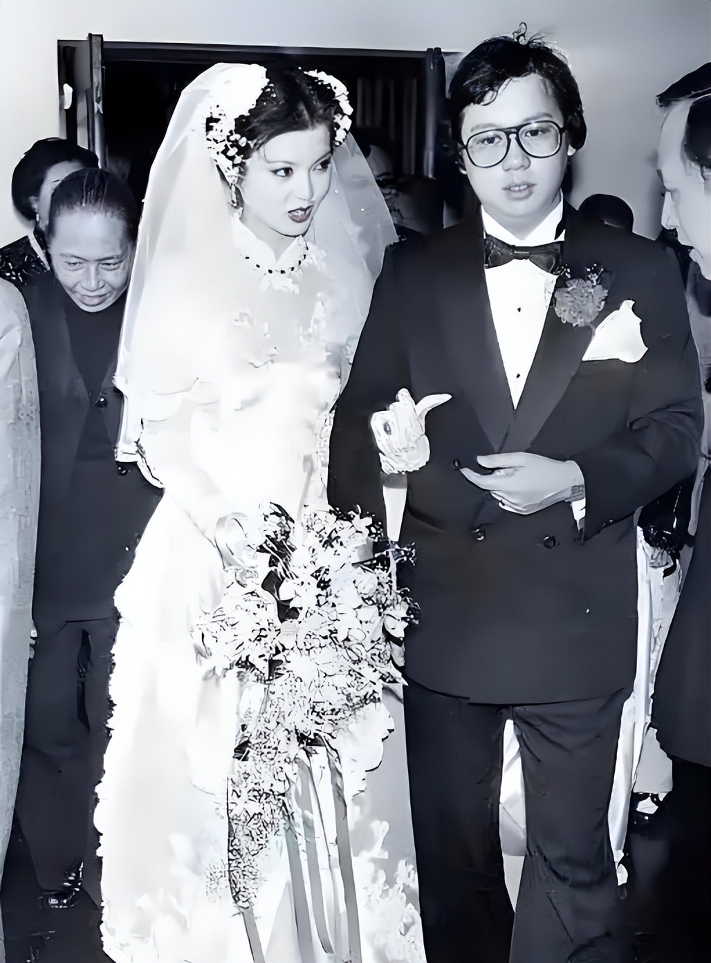 _王祖贤林建岳_王祖贤甩头发动图