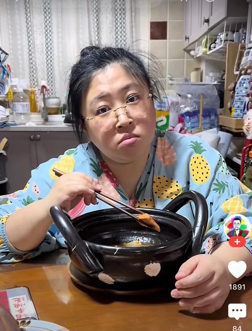 39岁胡老师:家里堆积成山还不停买买买!网友:又乱又胖 太糟心_39岁胡老师:家里堆积成山还不停买买买!网友:又乱又胖 太糟心_