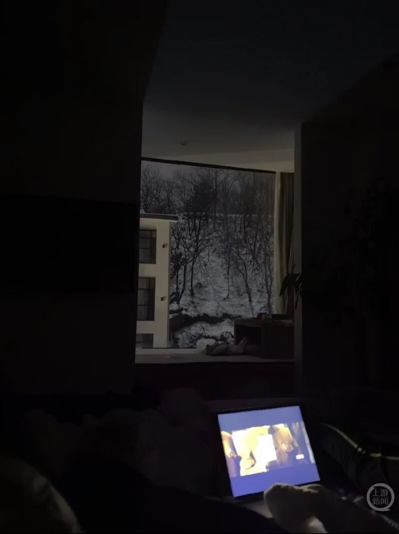 游客称,停电后只能在民宿用ipad看电影。网络截图