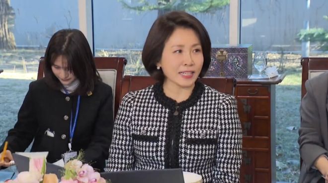 _垂首低眉是什么意思_垂眉低目