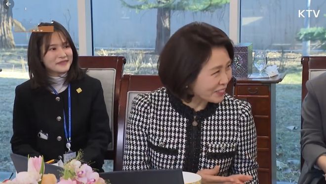 垂首低眉是什么意思__垂眉低目