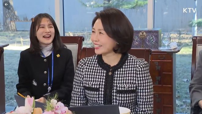 垂眉低目_垂首低眉是什么意思_