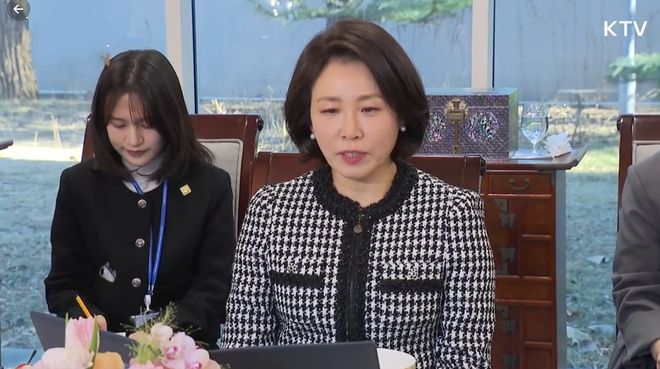 _垂首低眉是什么意思_垂眉低目