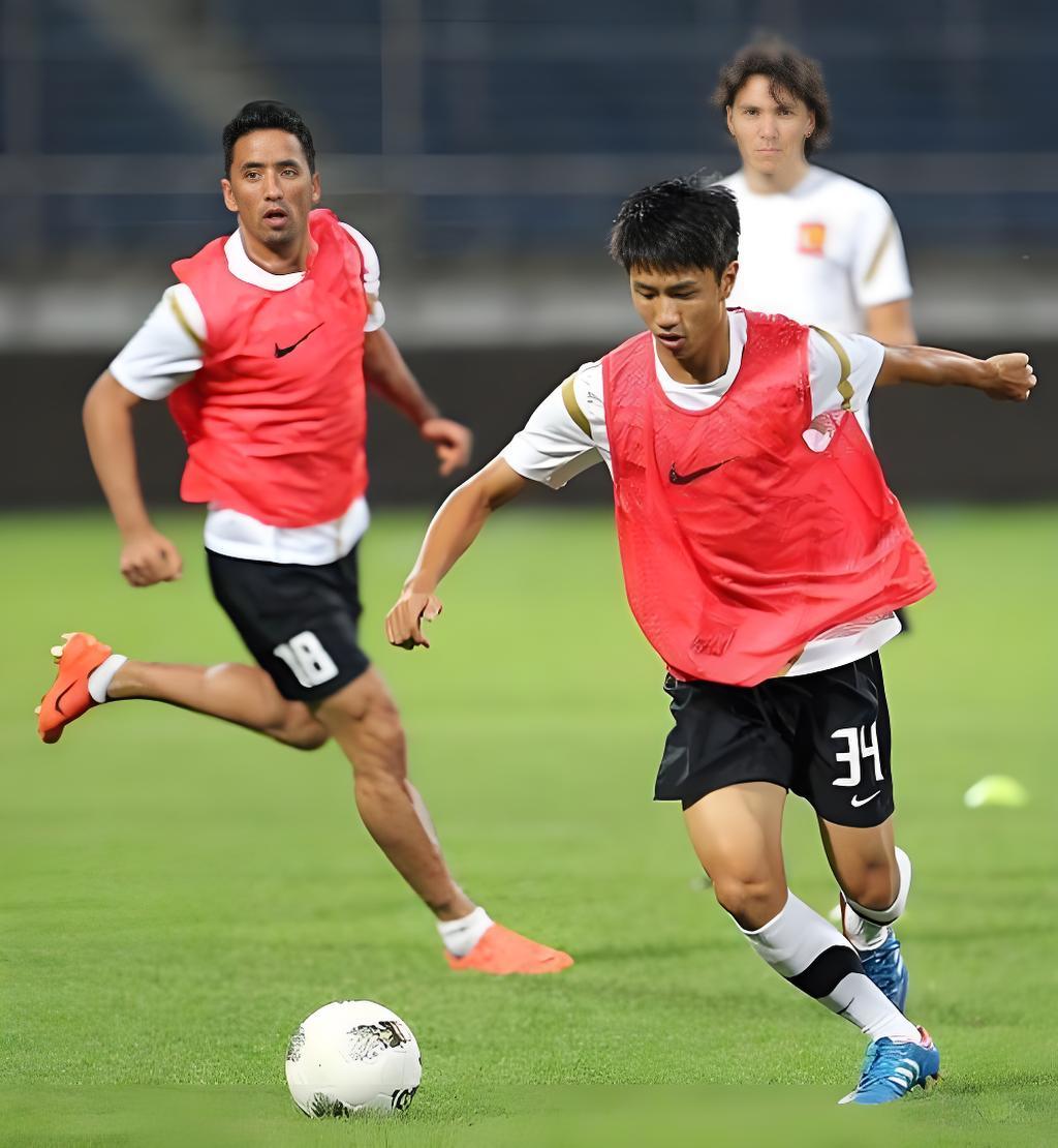 黄佳强跟巴里奥斯、克莱奥一起训练