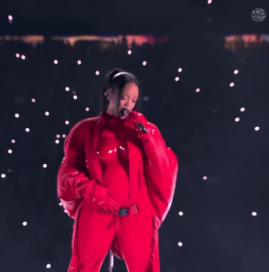 歌星蕾哈娜官宣怀二胎，穿皮衣肚大如萝，上台表演太卖力不受影响__歌星蕾哈娜官宣怀二胎，穿皮衣肚大如萝，上台表演太卖力不受影响