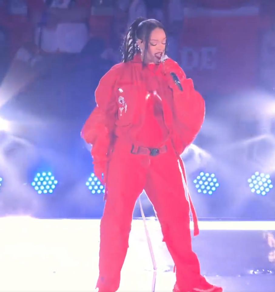 _歌星蕾哈娜官宣怀二胎，穿皮衣肚大如萝，上台表演太卖力不受影响_歌星蕾哈娜官宣怀二胎，穿皮衣肚大如萝，上台表演太卖力不受影响