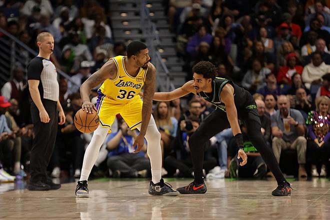 湖人进攻站位_湖人对谁错_