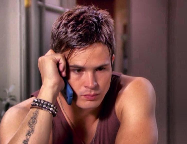 34岁男演员在家中去世!生前常年酗酒曾被送去戒酒,小儿子才1岁_34岁男演员在家中去世!生前常年酗酒曾被送去戒酒,小儿子才1岁_