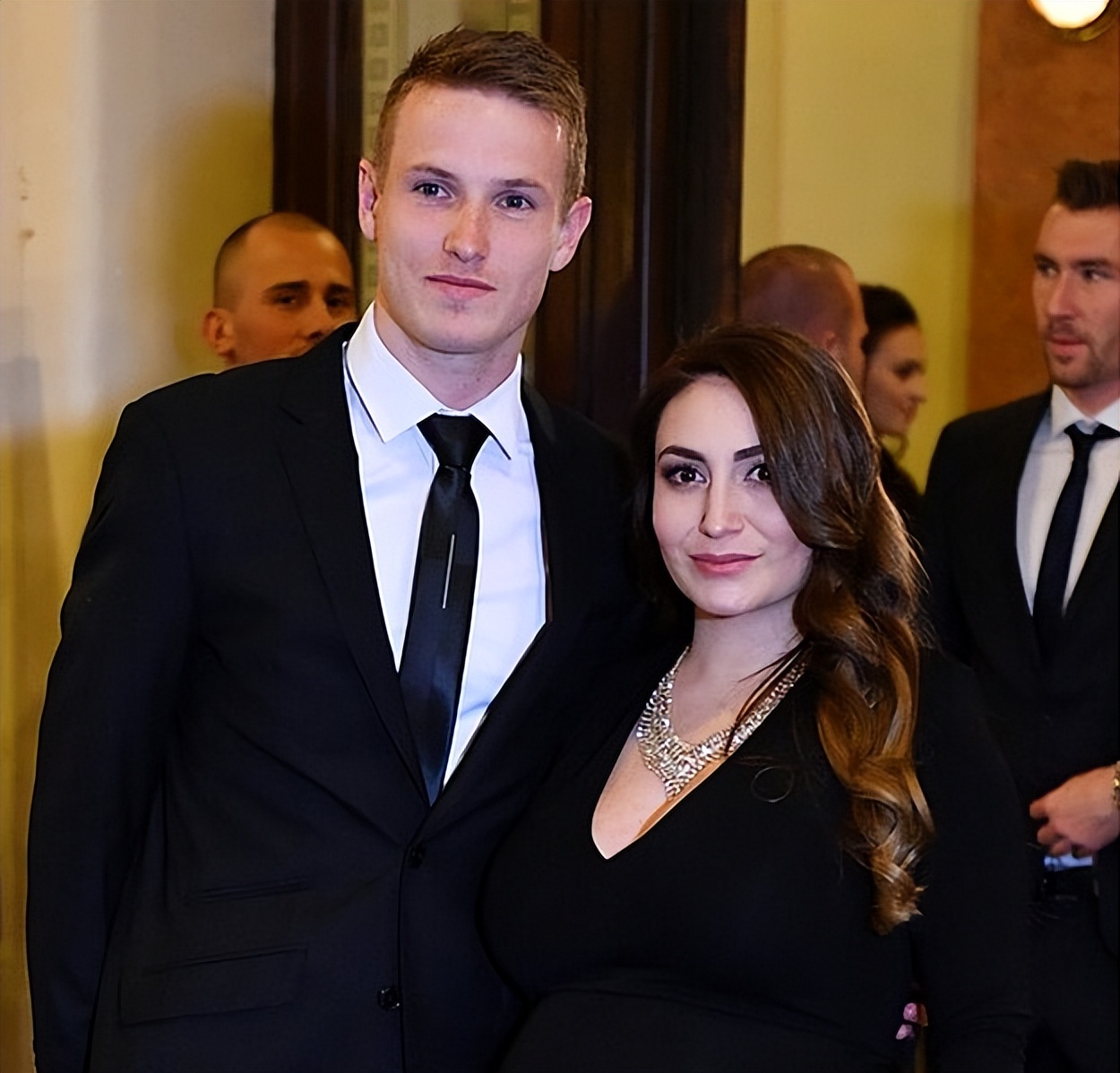 张一山官宣女友__任重张俪大方承认结婚