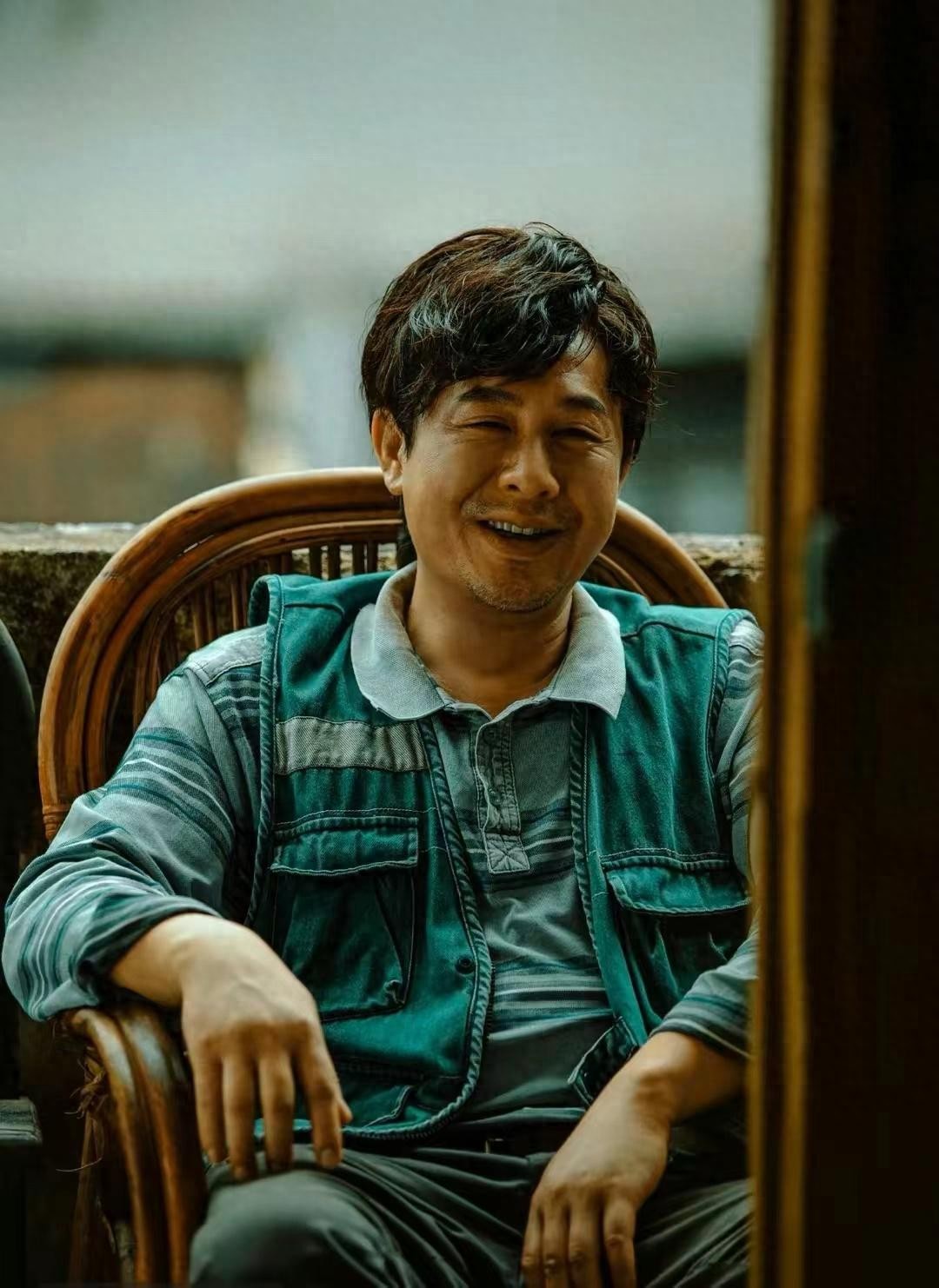 张颂文低调现身菜市场被偷拍！穿百元外套接地气，大火后依旧朴素_张颂文低调现身菜市场被偷拍！穿百元外套接地气，大火后依旧朴素_