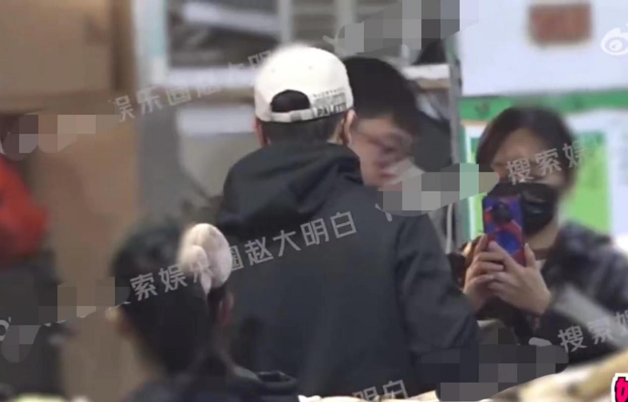 张颂文低调现身菜市场被偷拍！穿百元外套接地气，大火后依旧朴素_张颂文低调现身菜市场被偷拍！穿百元外套接地气，大火后依旧朴素_