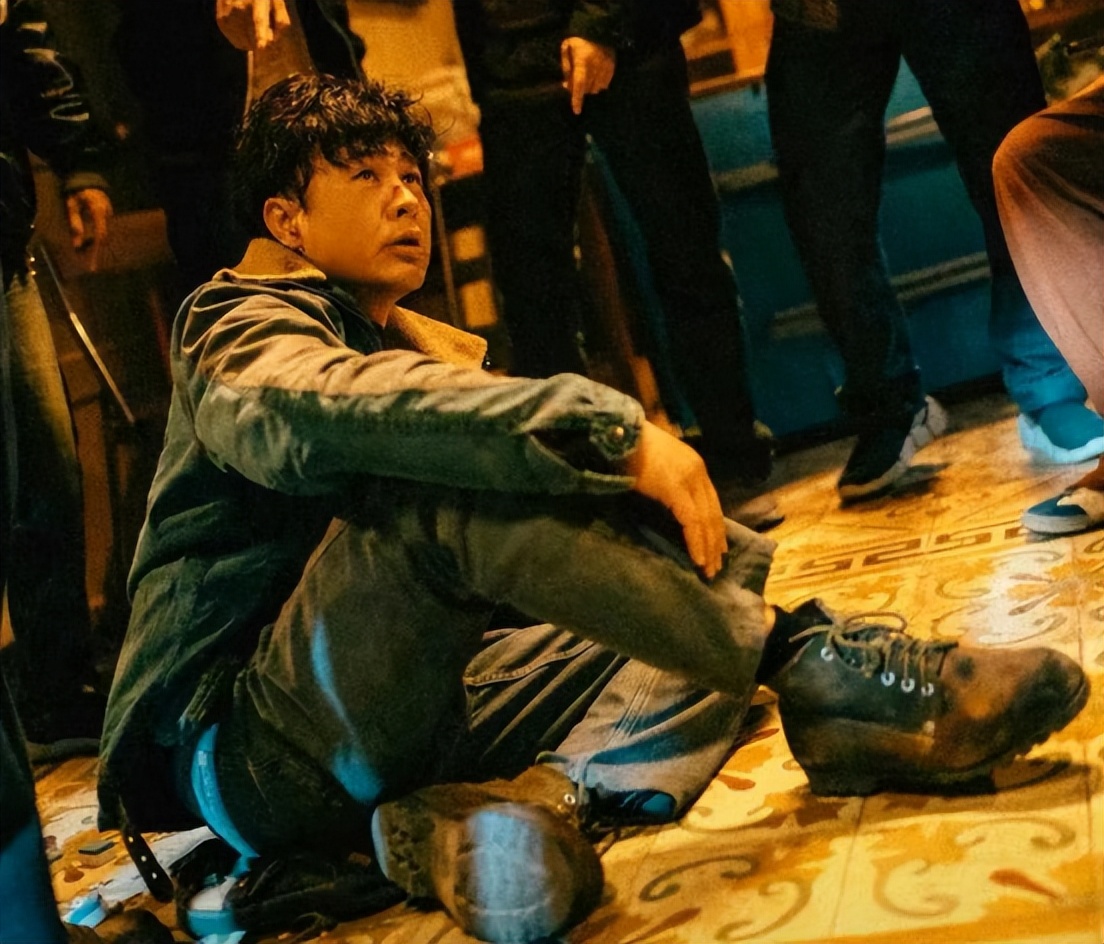 张颂文低调现身菜市场被偷拍！穿百元外套接地气，大火后依旧朴素__张颂文低调现身菜市场被偷拍！穿百元外套接地气，大火后依旧朴素