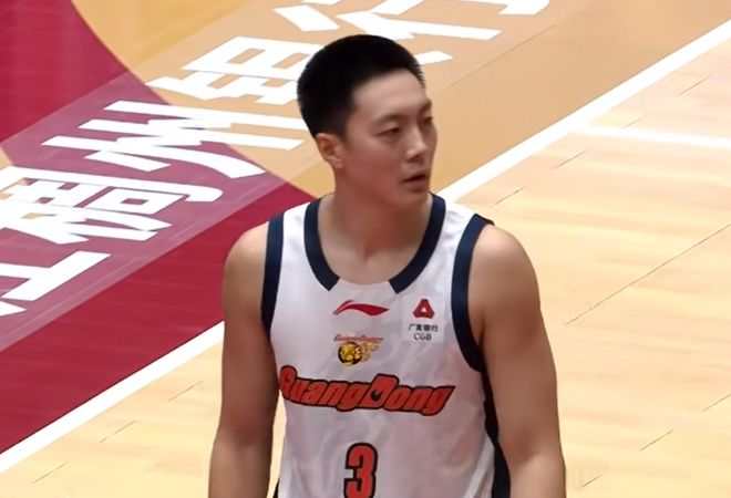 宏远篮球运动员胡明轩身高_宏远球员胡明轩_