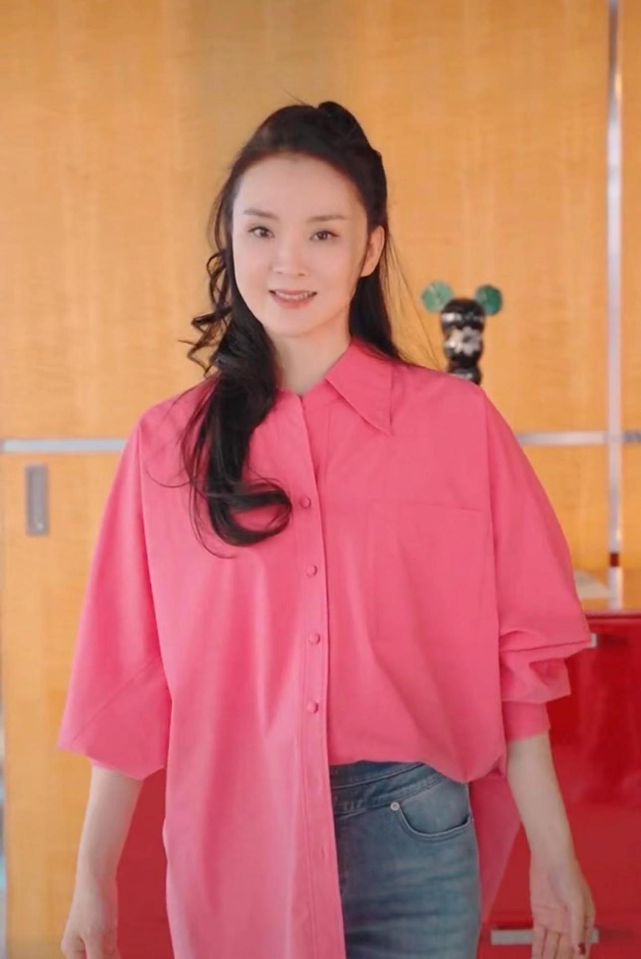 49岁王艳晒照庆生!状态轻松不受风波影响,富豪老公不在身边__49岁王艳晒照庆生!状态轻松不受风波影响,富豪老公不在身边