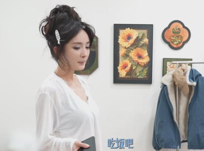 真野惠里菜趴桌子__梦见吃一桌子丰盛的菜