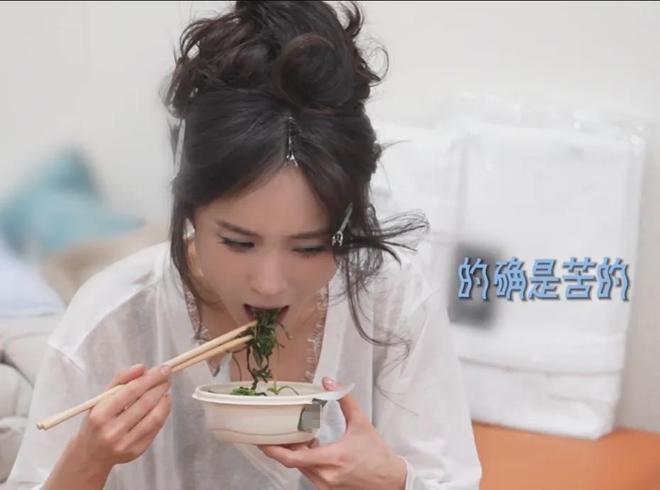 梦见吃一桌子丰盛的菜_真野惠里菜趴桌子_