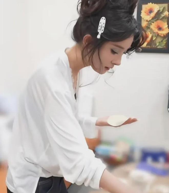 梦见吃一桌子丰盛的菜_真野惠里菜趴桌子_