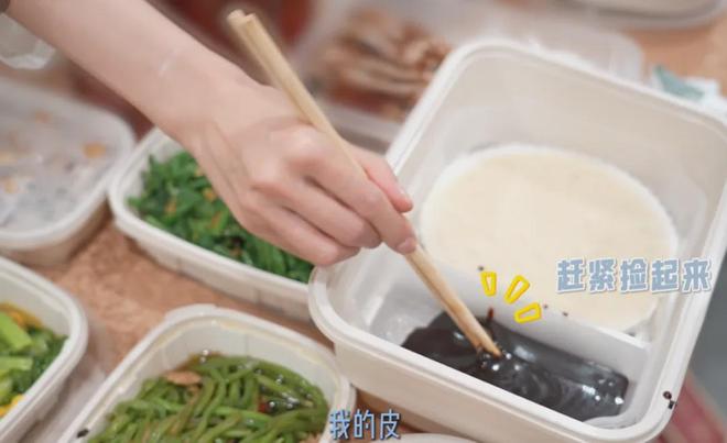 真野惠里菜趴桌子_梦见吃一桌子丰盛的菜_