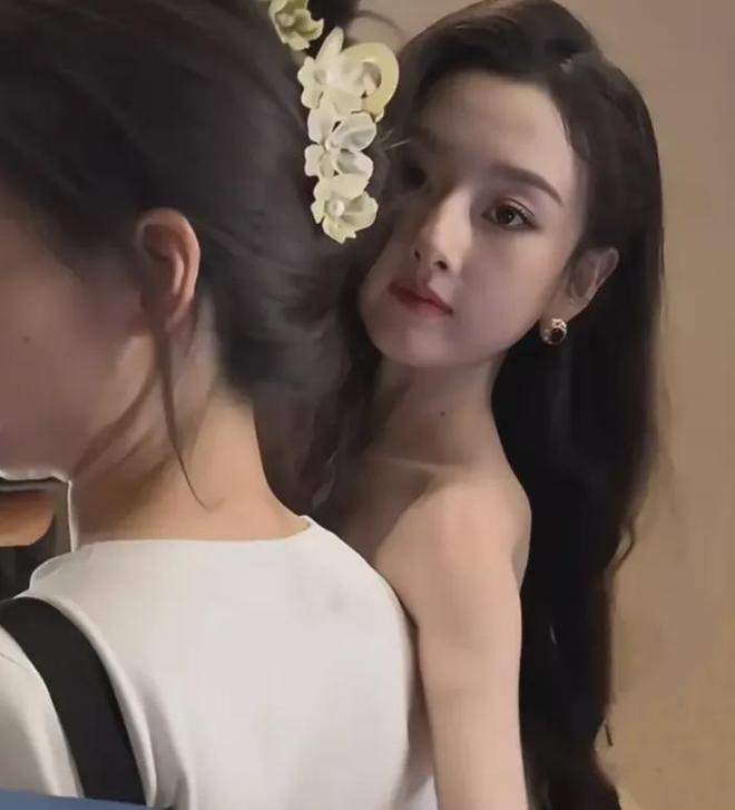 真野惠里菜趴桌子_梦见吃一桌子丰盛的菜_