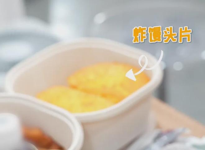 梦见吃一桌子丰盛的菜__真野惠里菜趴桌子