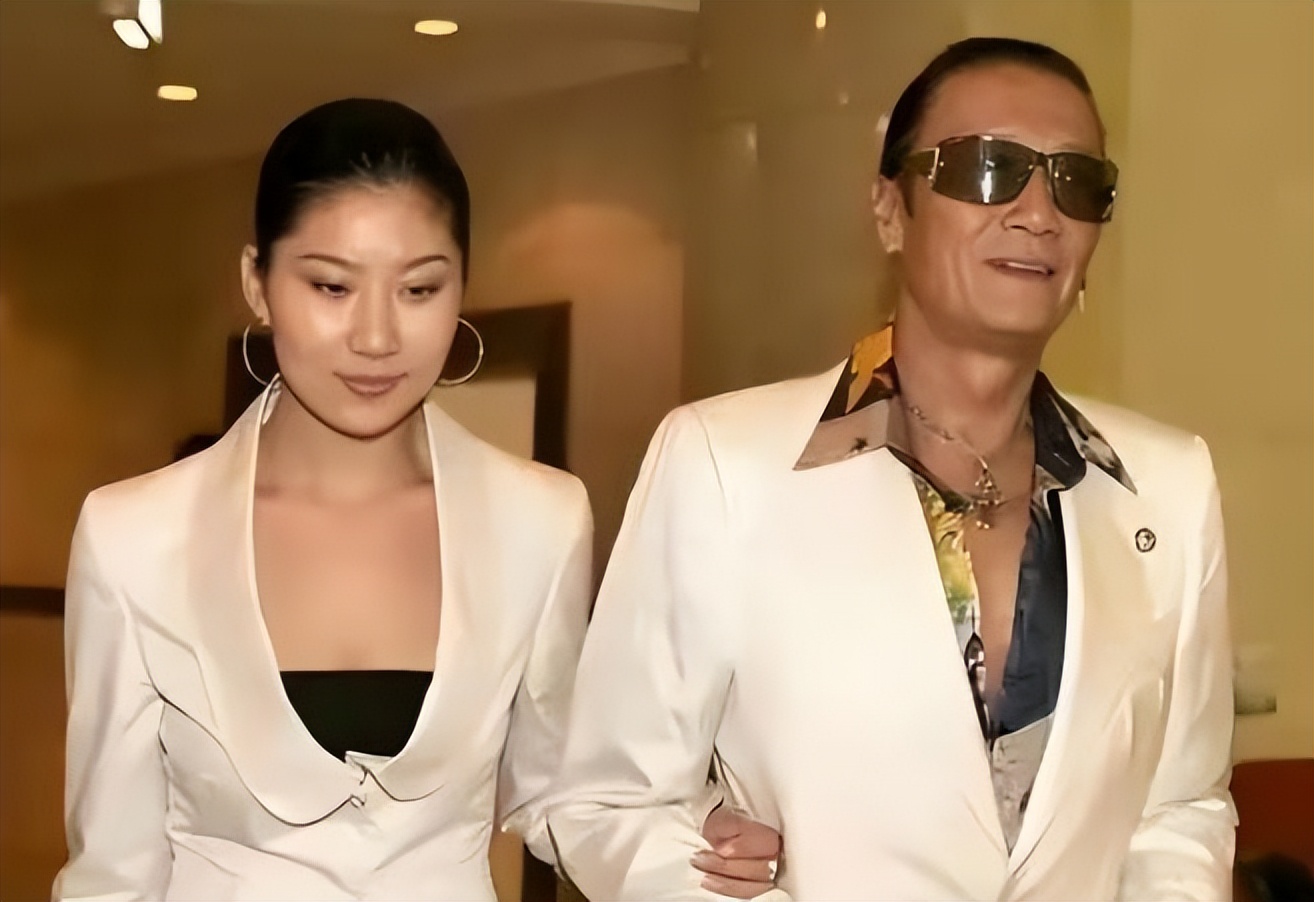 被谢贤养了12年,用青春换来2000万的Coco,已经走上了另一条大道__被谢贤养了12年,用青春换来2000万的Coco,已经走上了另一条大道