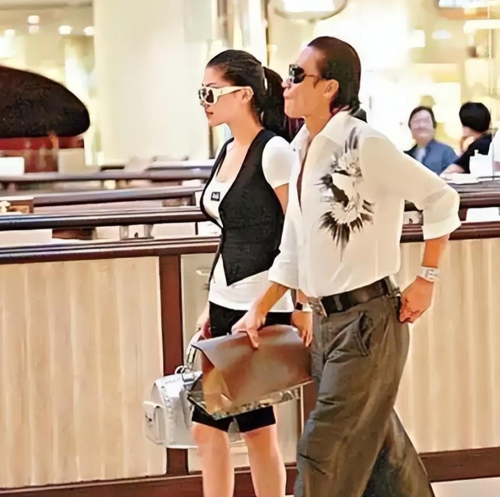 被谢贤养了12年,用青春换来2000万的Coco,已经走上了另一条大道_被谢贤养了12年,用青春换来2000万的Coco,已经走上了另一条大道_