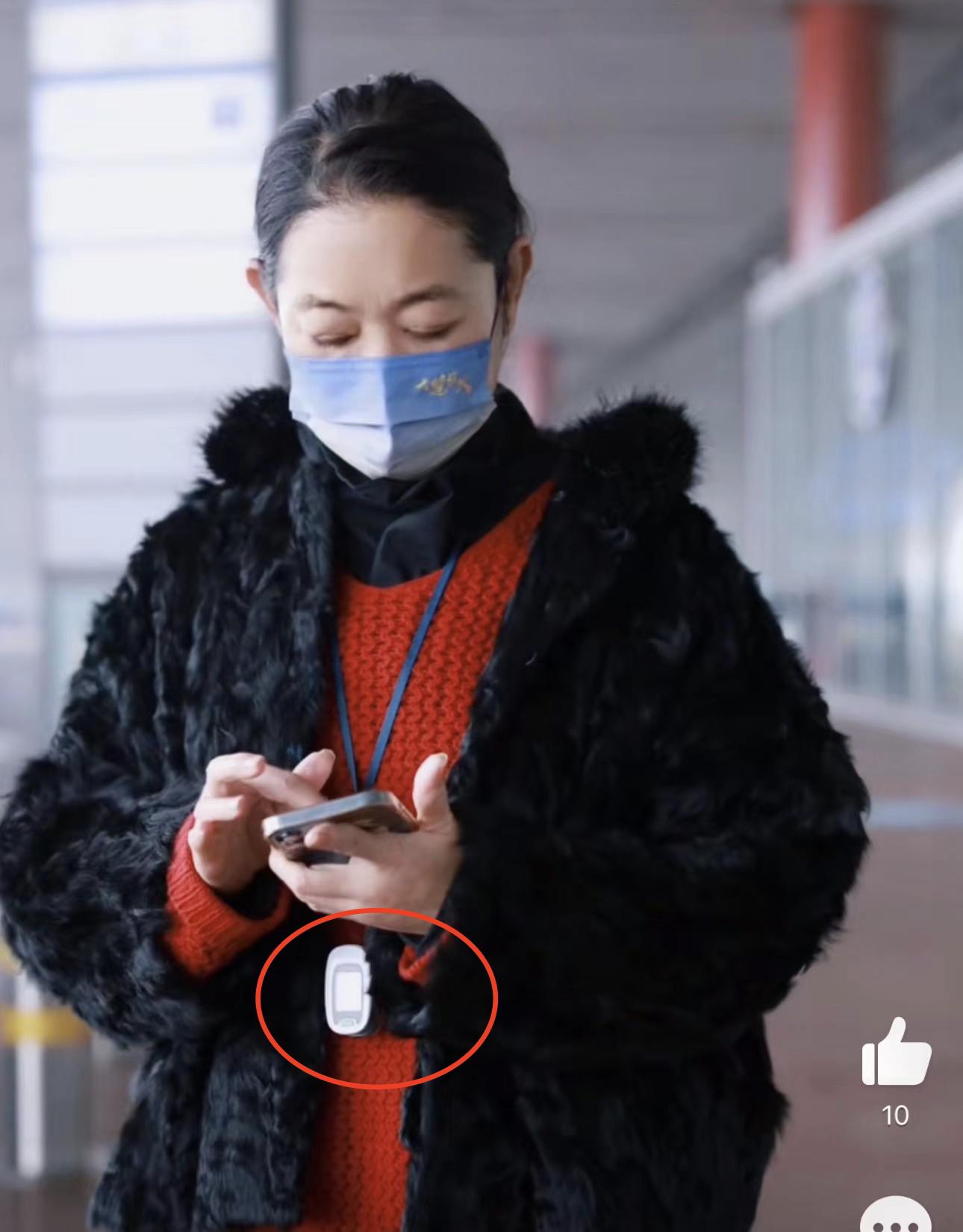 主持人倪萍近况曝光！现身机场身材消瘦，戴血氧仪身体状况引担忧__主持人倪萍近况曝光！现身机场身材消瘦，戴血氧仪身体状况引担忧