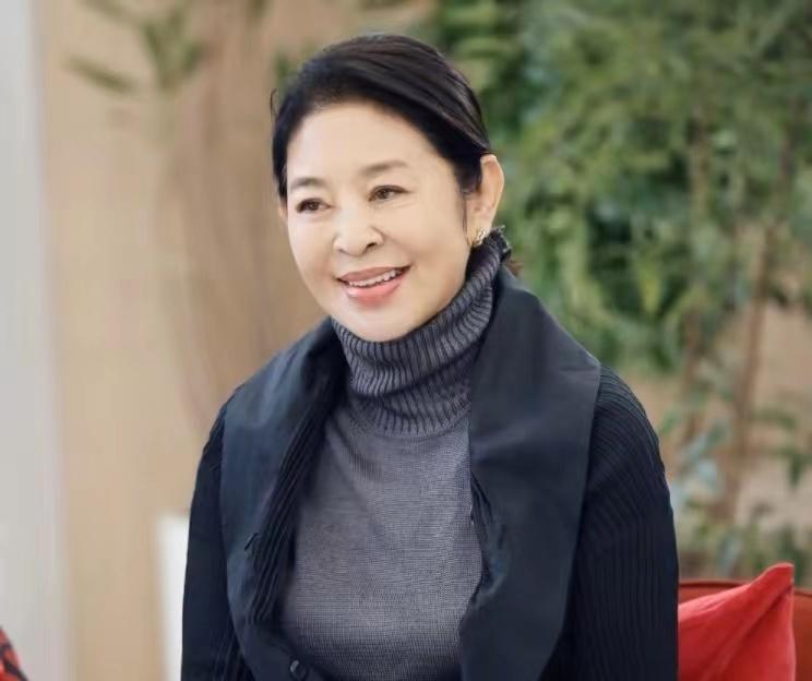 主持人倪萍近况曝光！现身机场身材消瘦，戴血氧仪身体状况引担忧__主持人倪萍近况曝光！现身机场身材消瘦，戴血氧仪身体状况引担忧