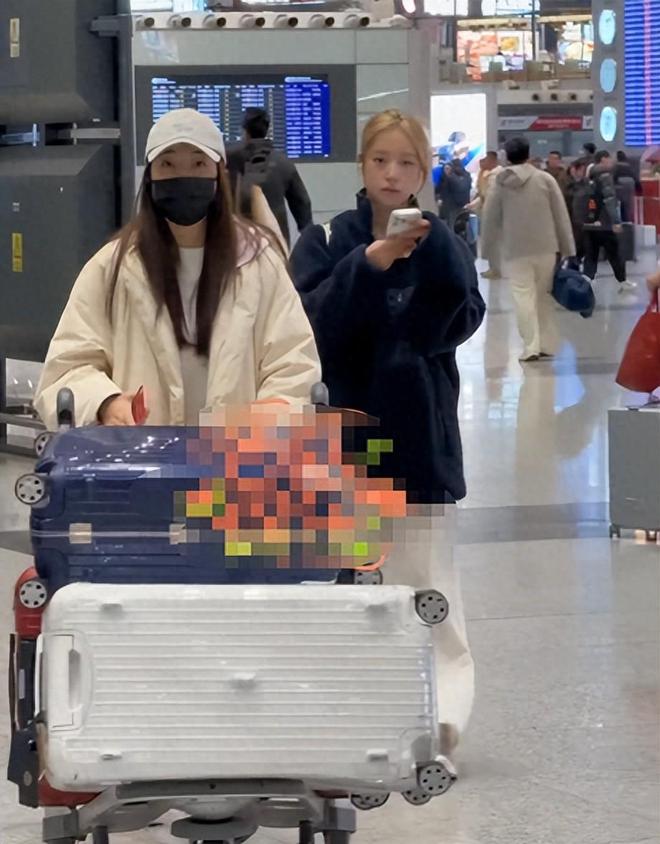 叶璇穿睡衣现身机场_范冰冰现身机场穿毛衣_