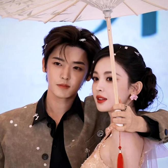 《玉茗茶骨》路演：娜扎肩带绷断，余茵被嘲像站错队小学生__《玉茗茶骨》路演：娜扎肩带绷断，余茵被嘲像站错队小学生