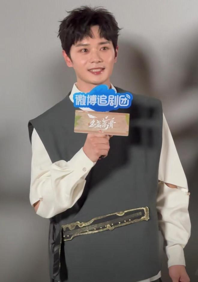 《玉茗茶骨》路演：娜扎肩带绷断，余茵被嘲像站错队小学生__《玉茗茶骨》路演：娜扎肩带绷断，余茵被嘲像站错队小学生