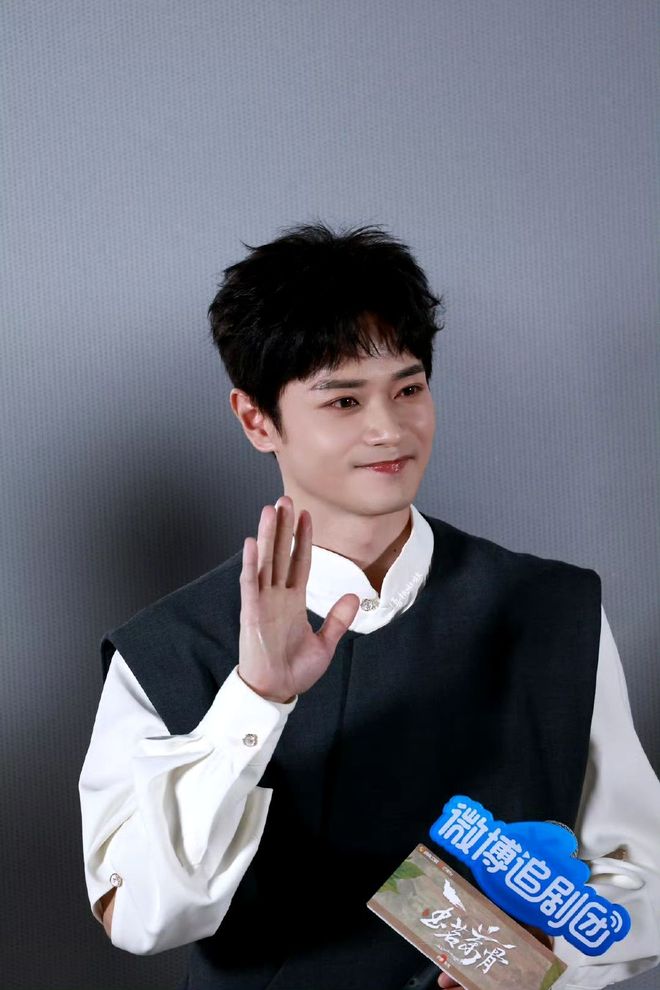 《玉茗茶骨》路演：娜扎肩带绷断，余茵被嘲像站错队小学生_《玉茗茶骨》路演：娜扎肩带绷断，余茵被嘲像站错队小学生_