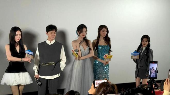 《玉茗茶骨》路演：娜扎肩带绷断，余茵被嘲像站错队小学生__《玉茗茶骨》路演：娜扎肩带绷断，余茵被嘲像站错队小学生