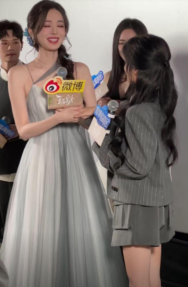 《玉茗茶骨》路演：娜扎肩带绷断，余茵被嘲像站错队小学生__《玉茗茶骨》路演：娜扎肩带绷断，余茵被嘲像站错队小学生