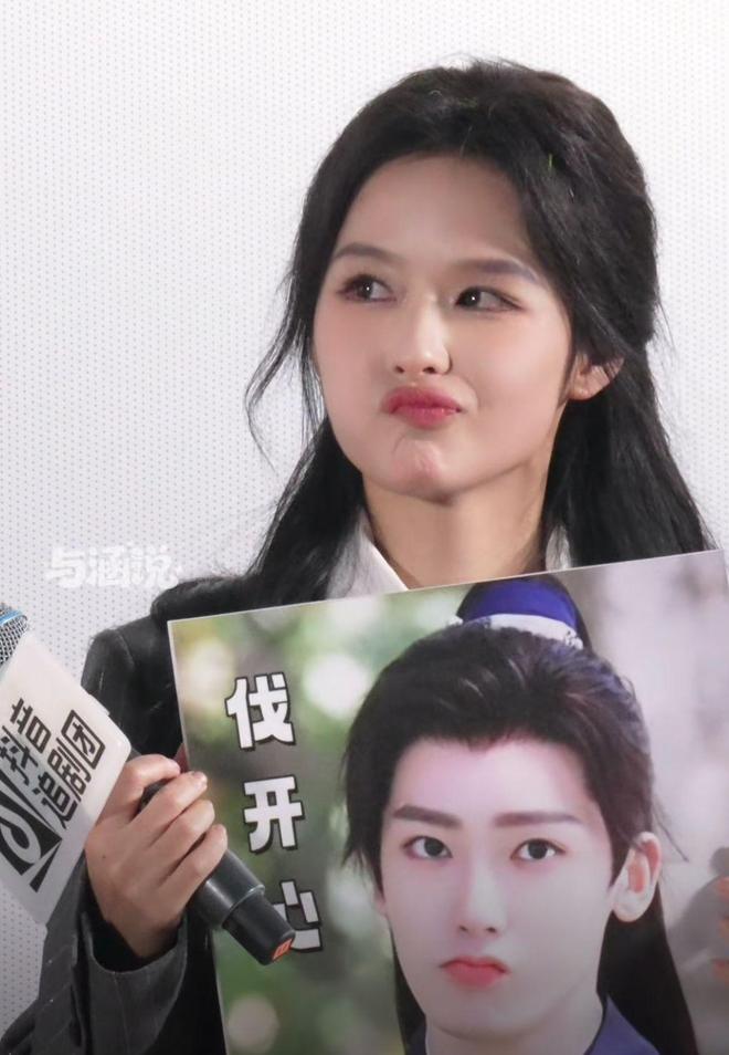 《玉茗茶骨》路演：娜扎肩带绷断，余茵被嘲像站错队小学生__《玉茗茶骨》路演：娜扎肩带绷断，余茵被嘲像站错队小学生