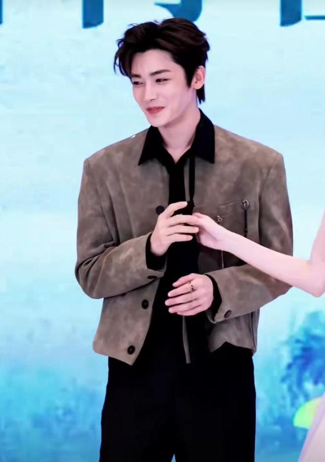 《玉茗茶骨》路演：娜扎肩带绷断，余茵被嘲像站错队小学生__《玉茗茶骨》路演：娜扎肩带绷断，余茵被嘲像站错队小学生