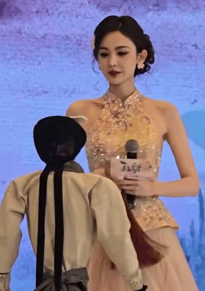 《玉茗茶骨》路演：娜扎肩带绷断，余茵被嘲像站错队小学生_《玉茗茶骨》路演：娜扎肩带绷断，余茵被嘲像站错队小学生_