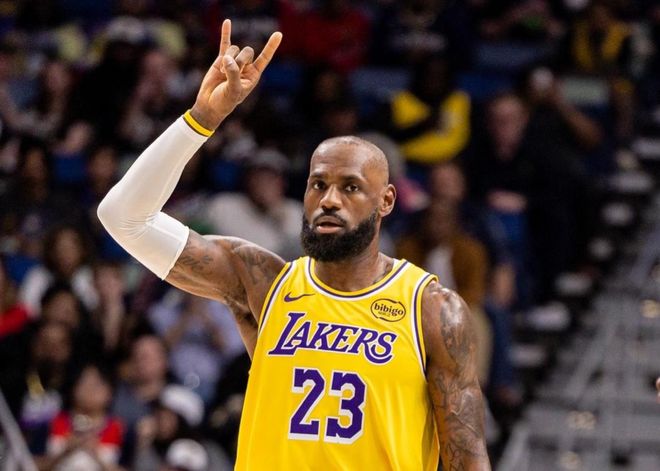 詹姆斯面对科比防守的进球__詹姆斯防守科比拍地板