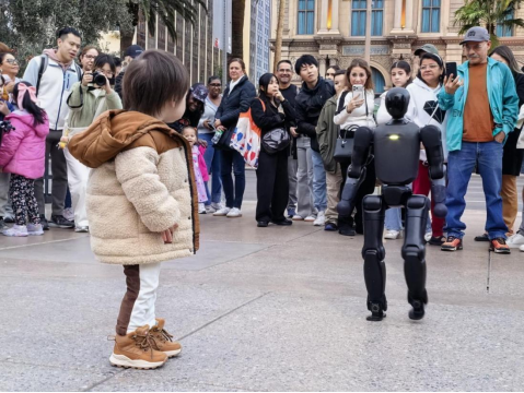 智元远征A2机器人与韩国总统握手_智元远征A2机器人与韩国总统握手_
