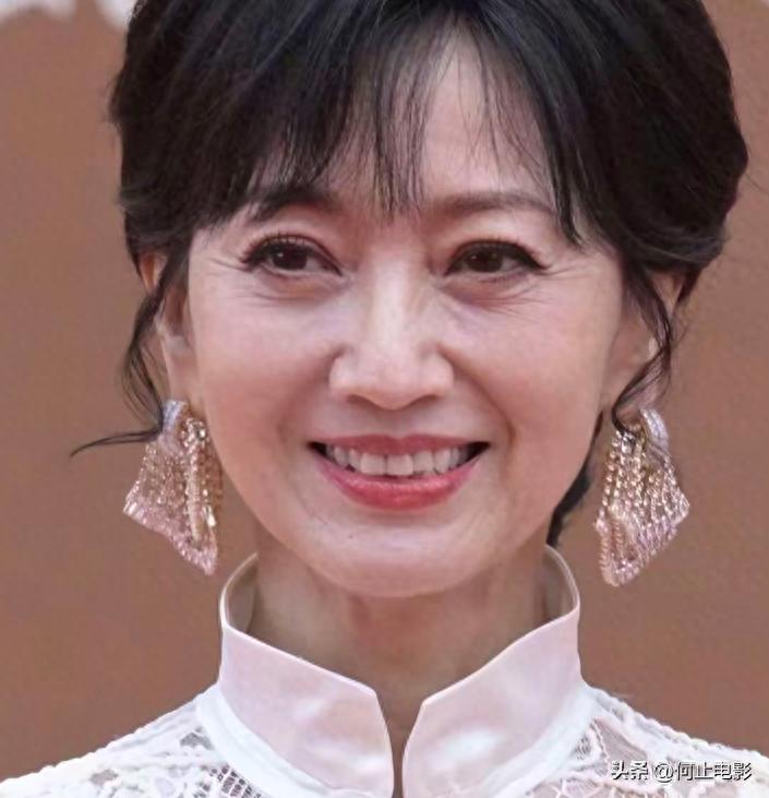 赵雅芝同龄老人_赵雅芝在敬老院探访同龄老人_