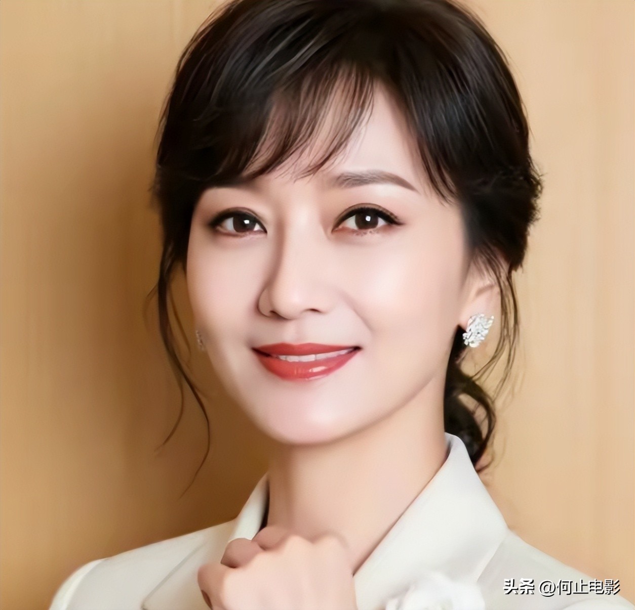 赵雅芝同龄老人__赵雅芝在敬老院探访同龄老人