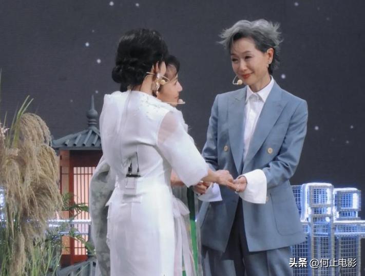 _赵雅芝在敬老院探访同龄老人_赵雅芝同龄老人