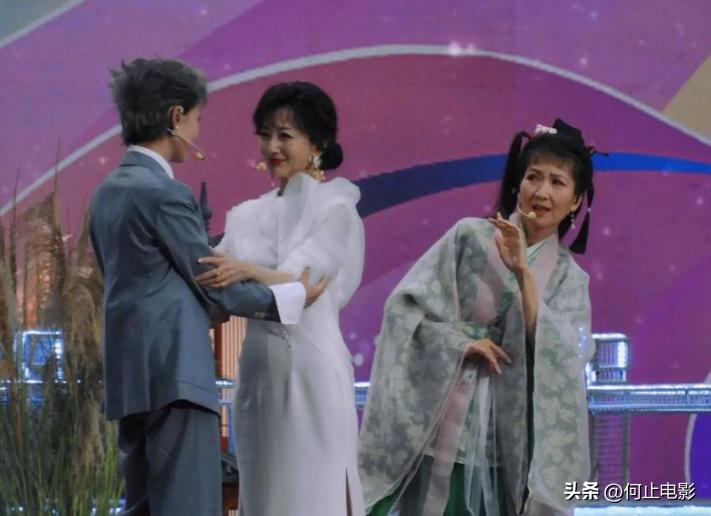 赵雅芝同龄老人__赵雅芝在敬老院探访同龄老人